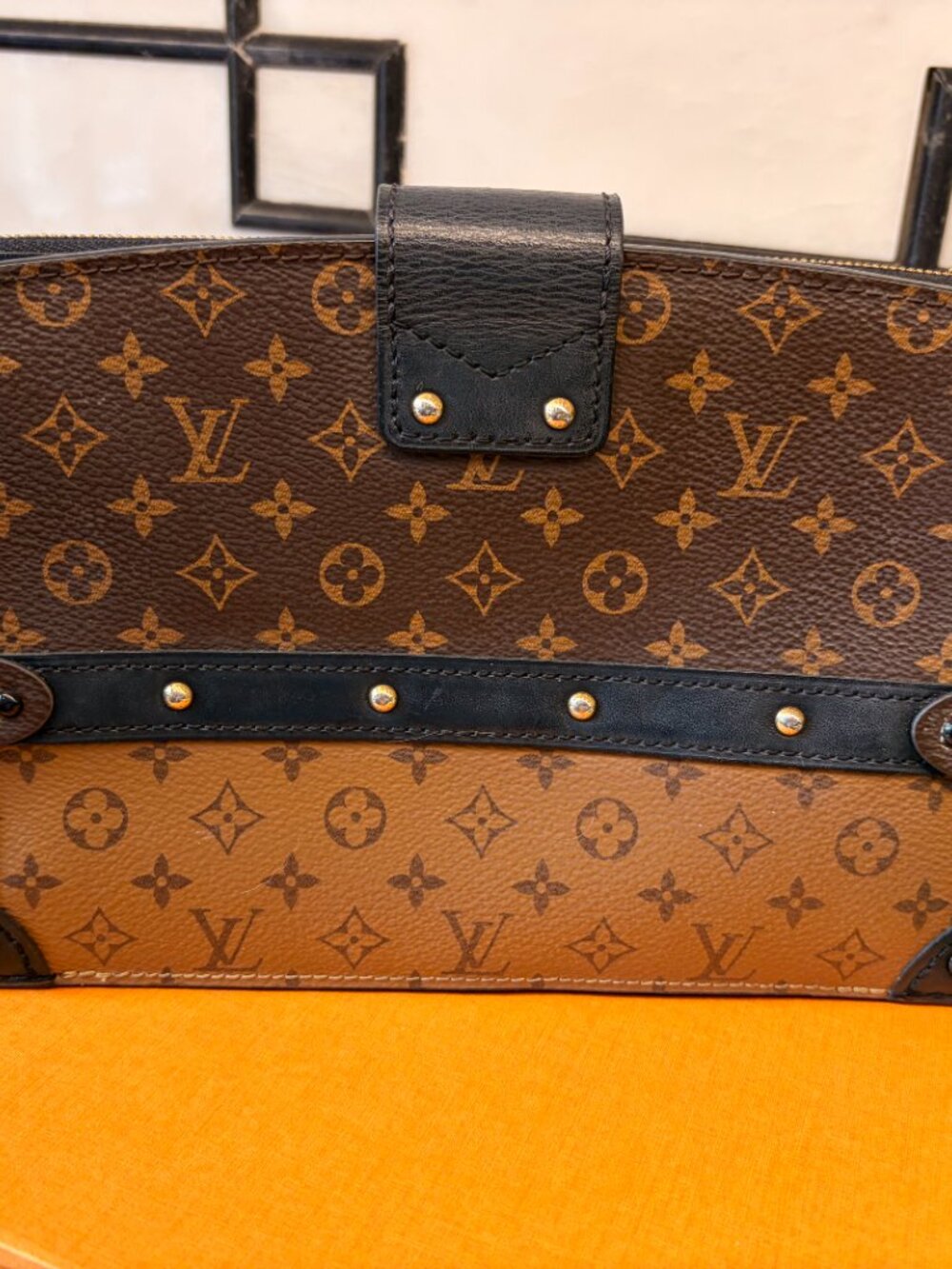 Louis Vuitton - Picture 5 of 6